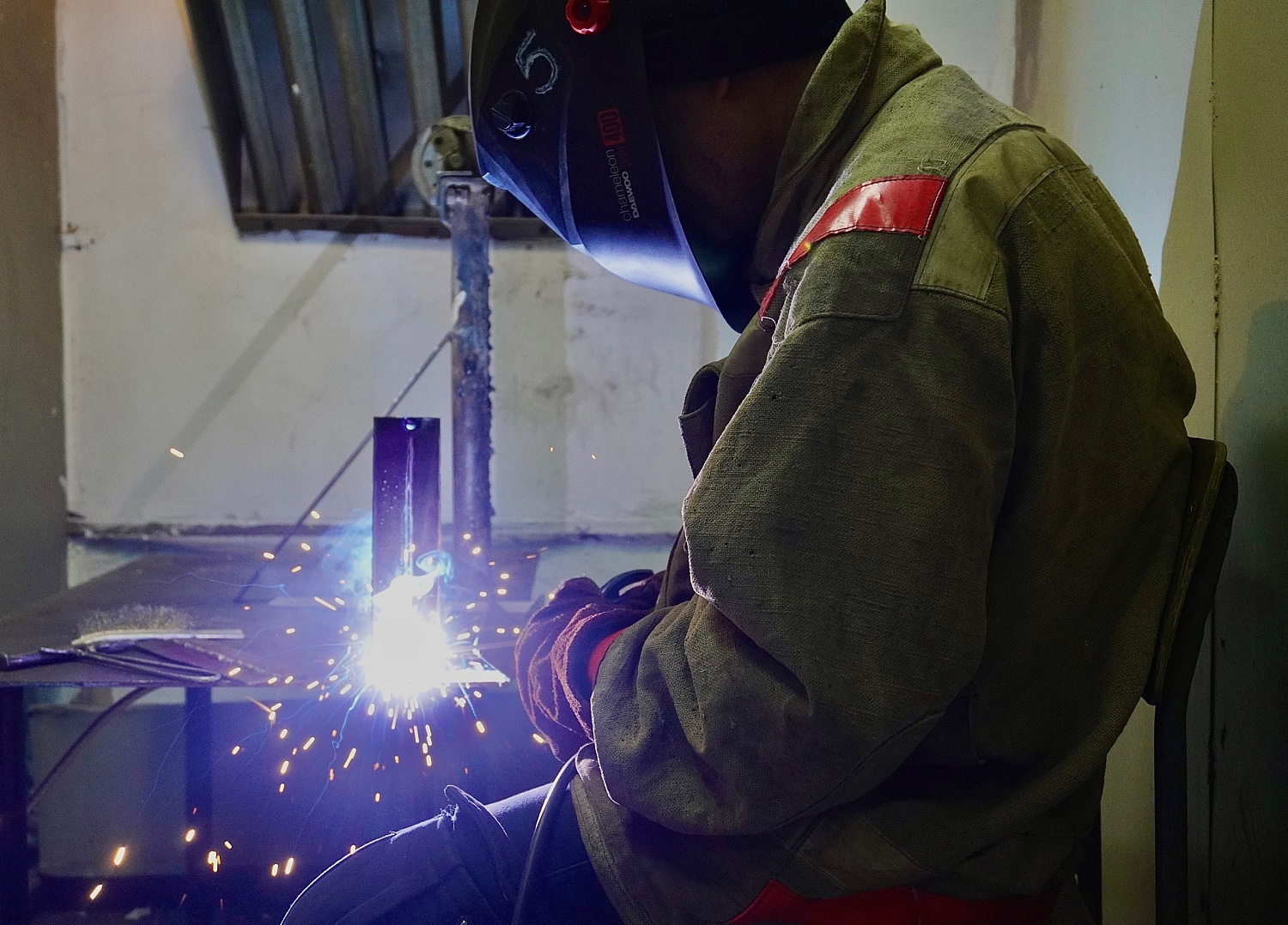 Сварщик ручной дуговой сварки плавящимся покрытым электродом (Электросварщик ручной сварки)